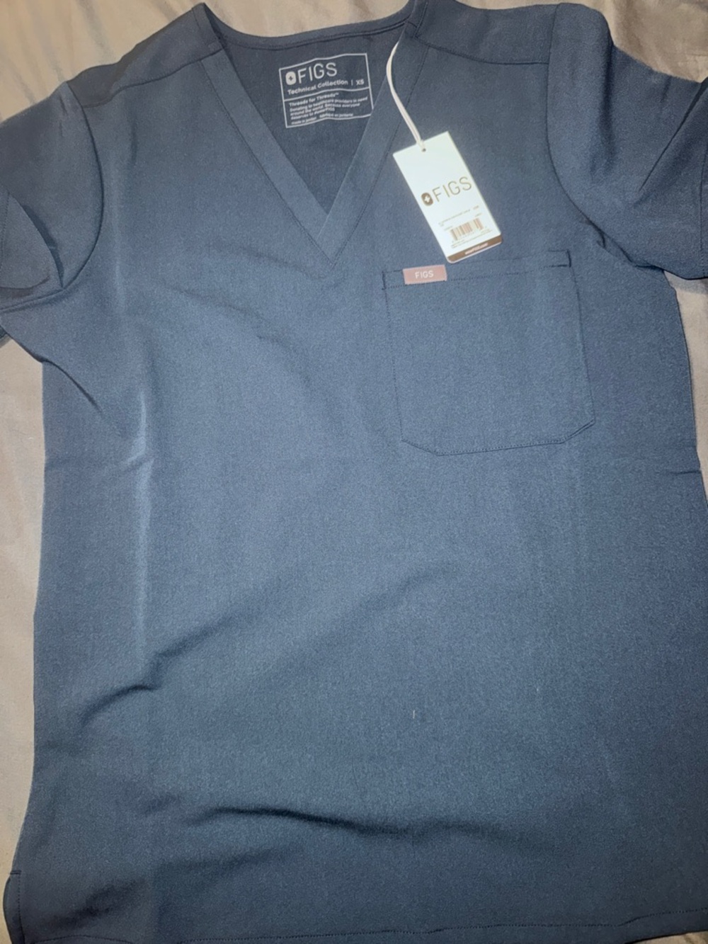 FIGS women’s Scrub set in dark harbor. Kade cargo pants